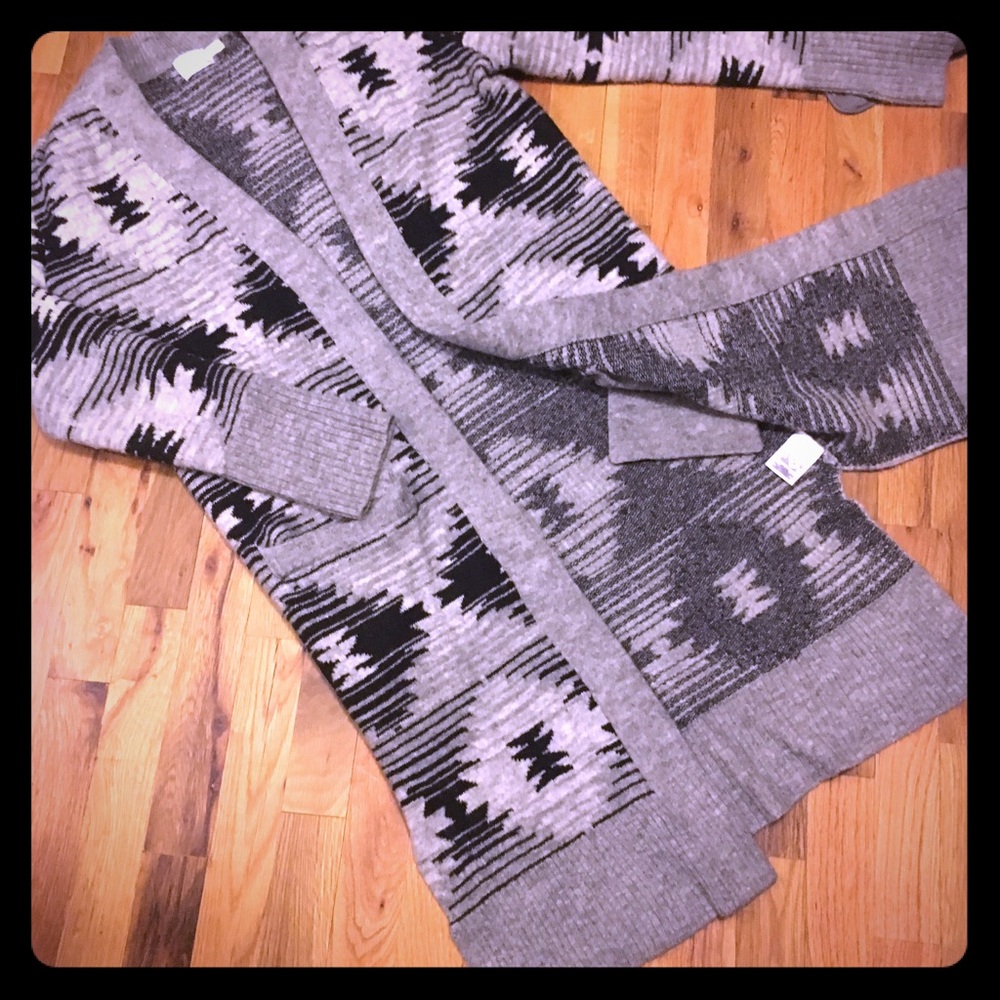 Time and Tru Grey/Black Print Sweater! Size Small